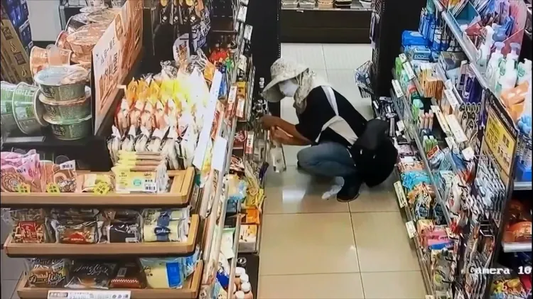 陳嫌頭部包緊緊在賣場竊取酒類。民眾提供