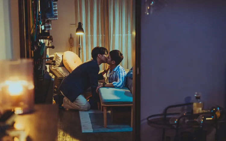 楊銘威（左）、張軒睿飾演單元「完美的躲避球賽」有撲吻戲。Netflix提供