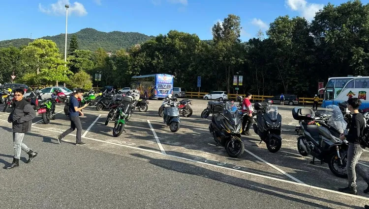 重機族將重機停放汽車格，表達認為「浪費空間」的抗議宗旨。翻攝畫面