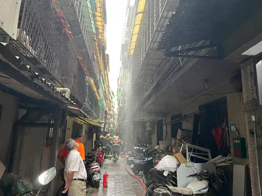 新店公寓2樓竄火舌　51歲婦人命危送醫