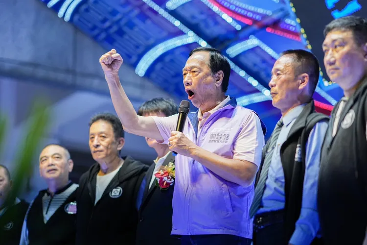 郭台銘表示自己無黨無派，會全心全意為大家拚收入。翻攝畫面