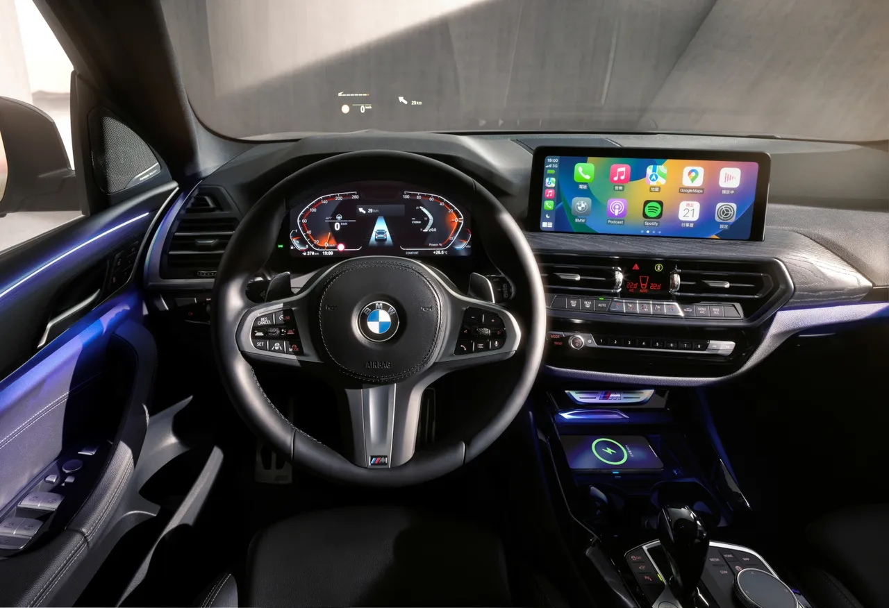 全新BMW X3與X4車內升級車況抬頭顯示器及harman kardon高傳真音響系統。原廠照片