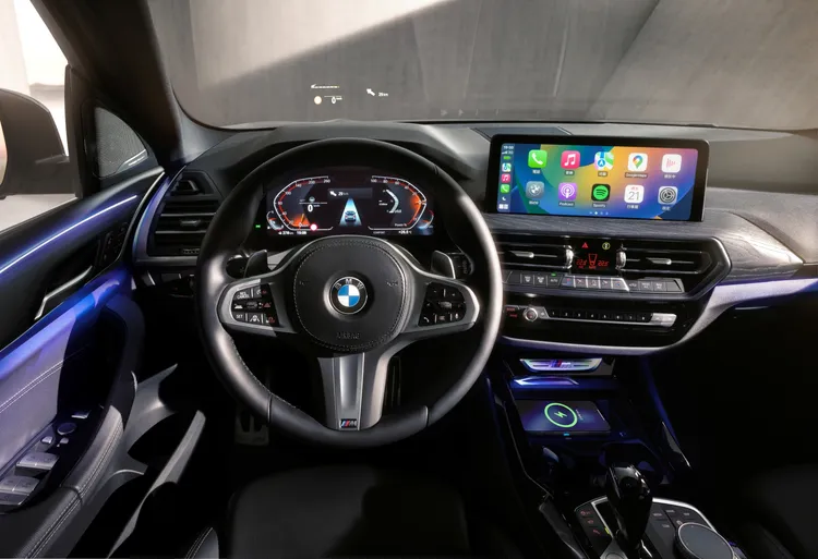 全新BMW X3與X4車內升級車況抬頭顯示器及harman  kardon高傳真音響系統。原廠照片