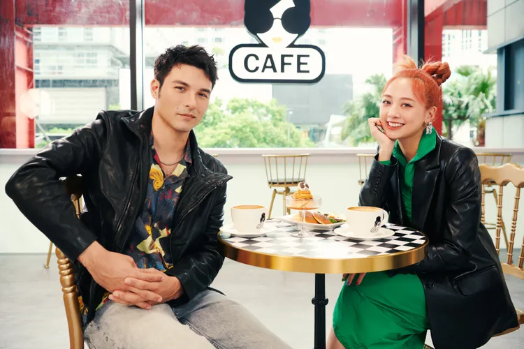 鳳小岳（左）與鬼鬼逛信義新天地A8的全新Alice+Olivia專門店。新光三越提供