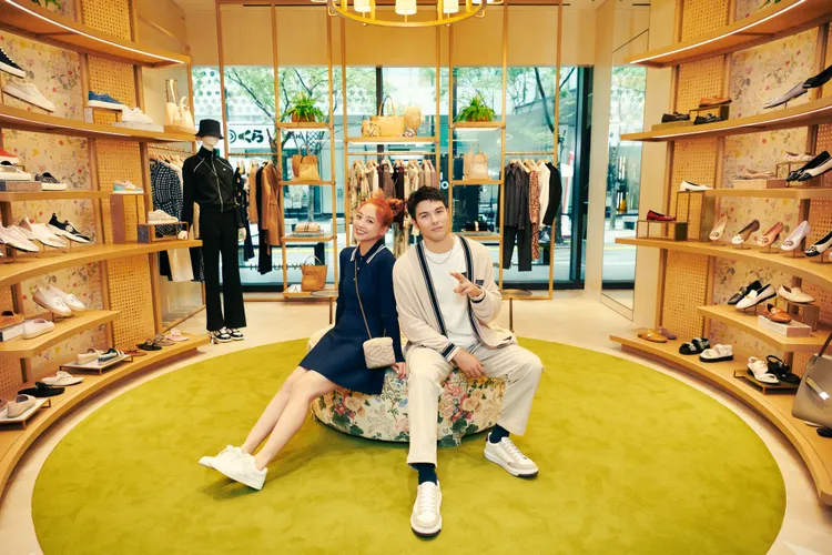 2人同逛TORY BURCH專櫃。新光三越提供