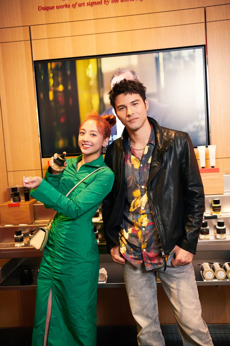 2人同逛馥馬爾香氛出版社。新光三越提供