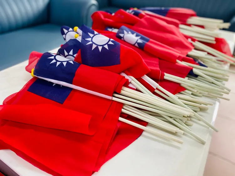 國民黨團準備2千支小國旗。王志弘攝