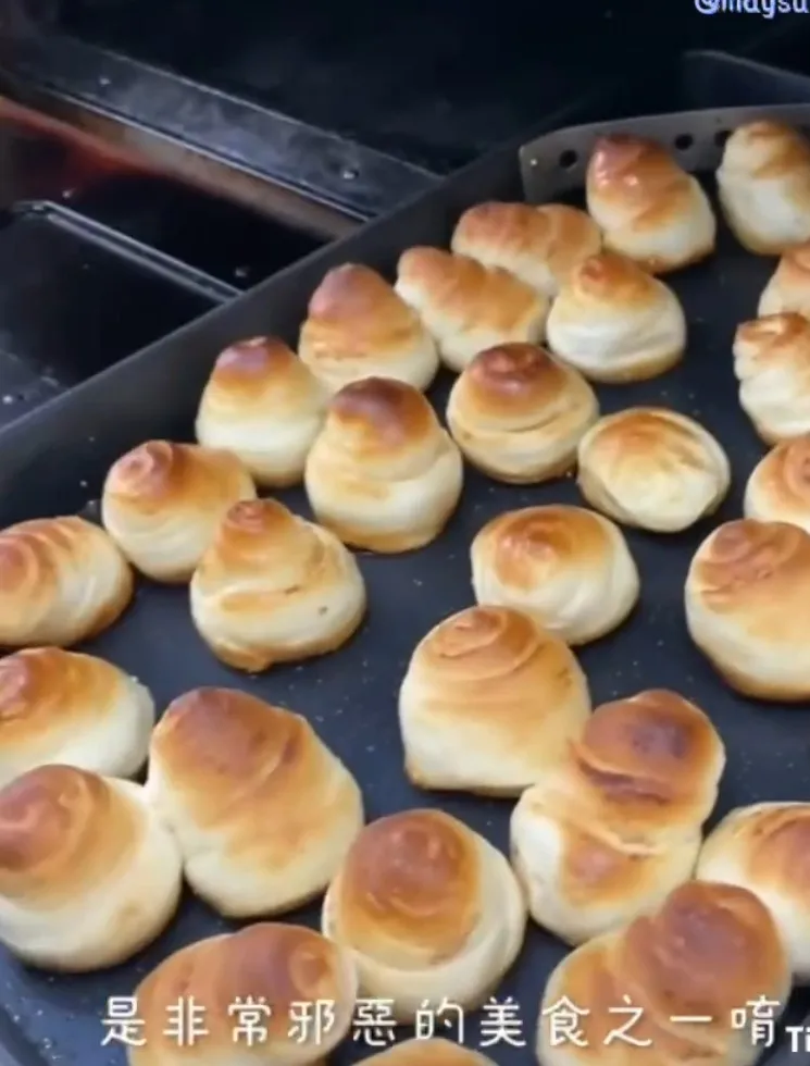 香噴噴剛出爐脆皮烤饅頭。TikTok@maysun_boy 提供