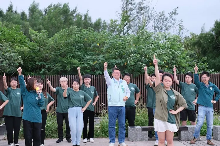 「國務青」輔選應援團今天也正式開跑，首站便前往北海岸為新北市第1選區立委參選人何博文打氣。民進黨提供