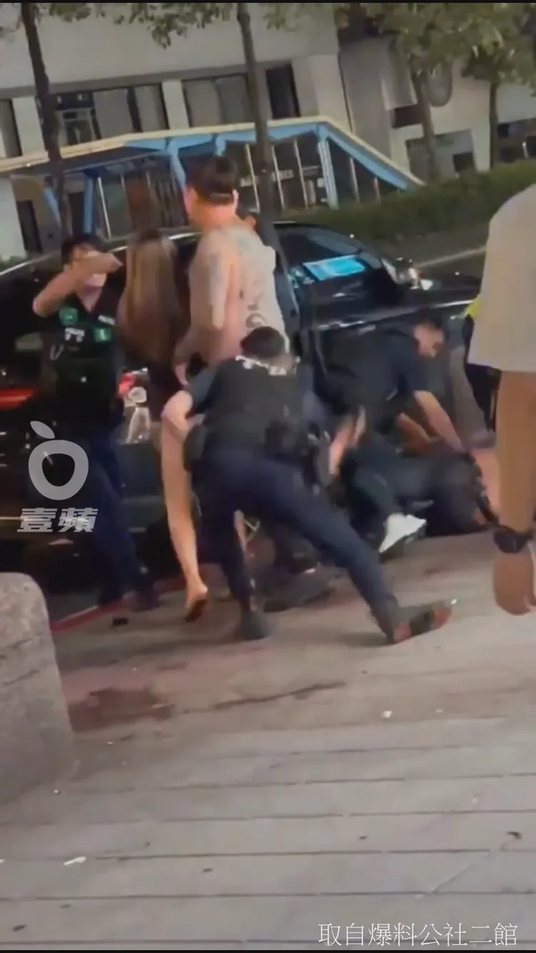 壽司店爆衝突，刺青男一行4人不受控，現場警力揮棍執法，擊打腿部試圖壓制。翻攝臉書「爆廢公社二館」