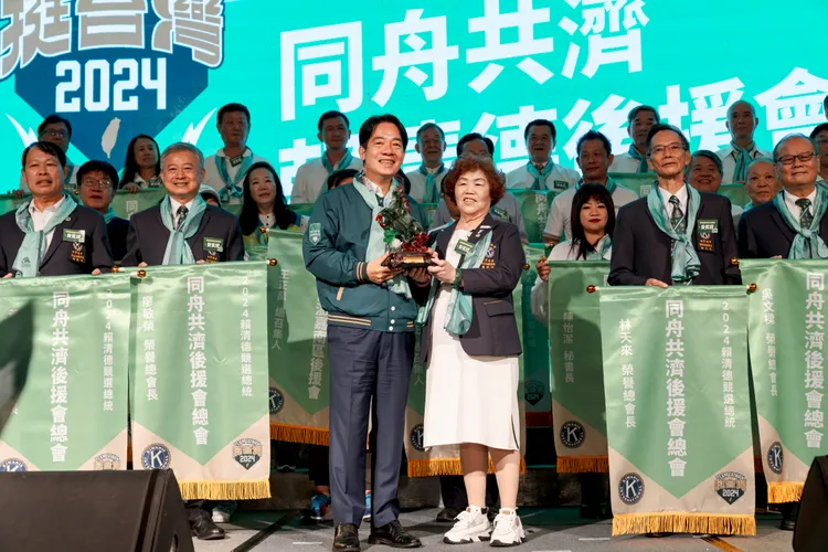 賴清德授旗。賴清德競辦提供