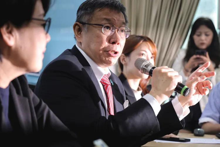 柯文哲表示侯要他一天之內回復，感覺好像大黨逼小黨，好像逼婚一樣。林林攝