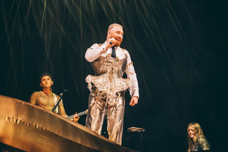 山姆史密斯以水鑽馬甲裝登場。寬宏藝術提供