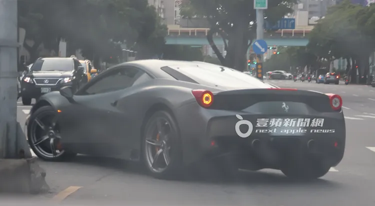 霍建華黑色要價1379萬的法拉利458 Italia行走在台北街頭。特勤中心攝