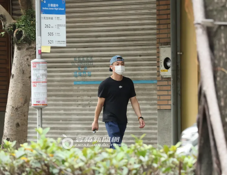 霍建華腳程相當快速，低調行走在台北街頭。特勤中心攝