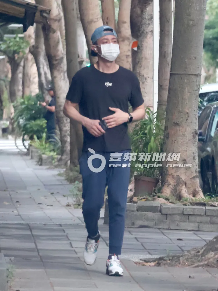 霍建華走在路上不時的摸摸自己腹部肌肉。特勤中心攝