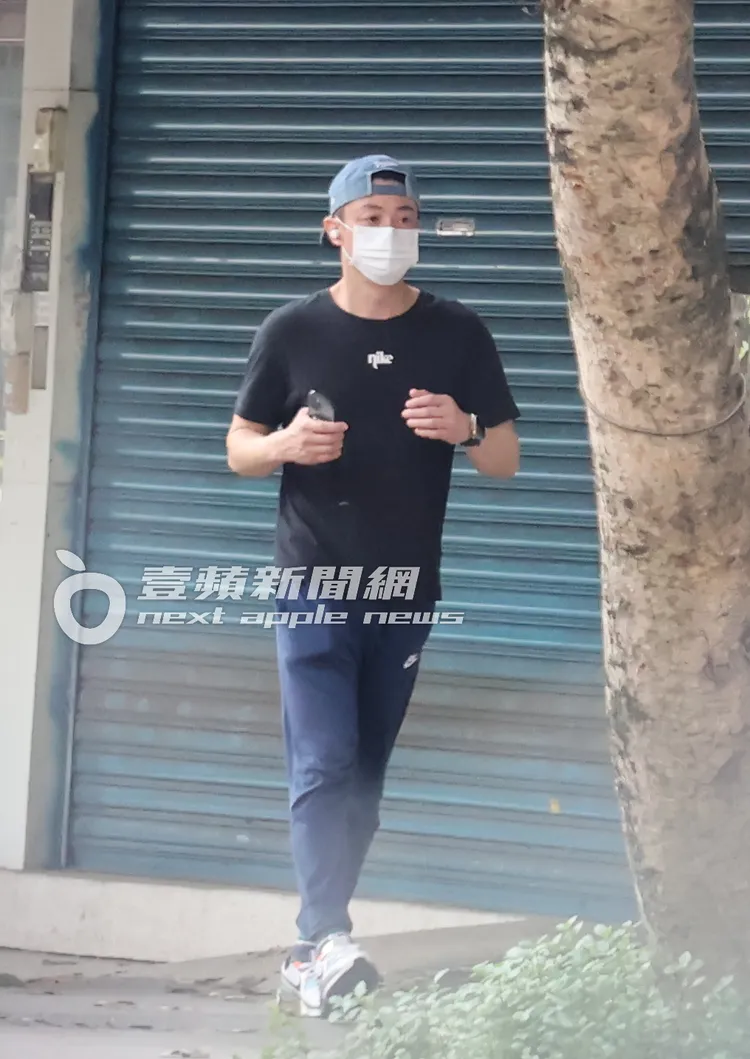 霍建華不時的擺動雙手，讓健走行程更加充實。特勤中心攝