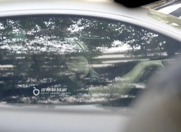 坐在駕駛座的霍建華開車姿勢依舊保持帥氣。特勤中心攝