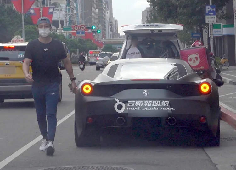 霍建華拿著手機走向採訪車打招呼，剛健走完的他心情似乎相當放鬆愉快。特勤中心攝