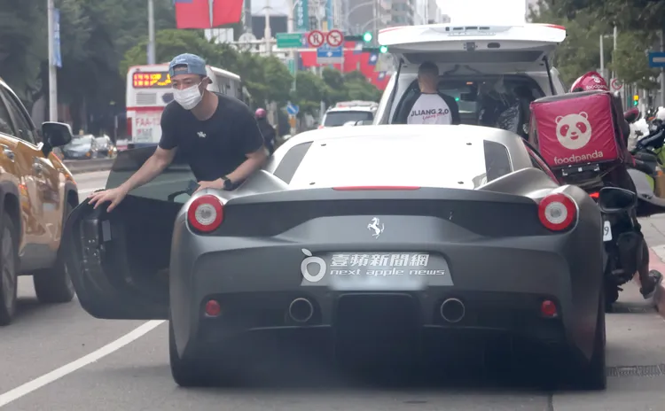 霍建華從法拉利跑車下車，戴著帽子、口罩相當低調。特勤中心攝