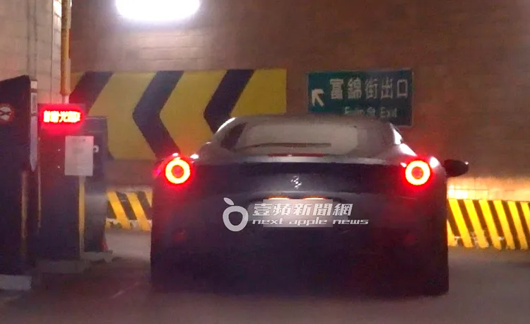 霍建華開著新車準備離開停車場，引擎聲相當吸引大家目光。特勤中心攝