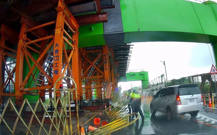 圍籬遭吹倒，警方現場移除。大園警分局提供