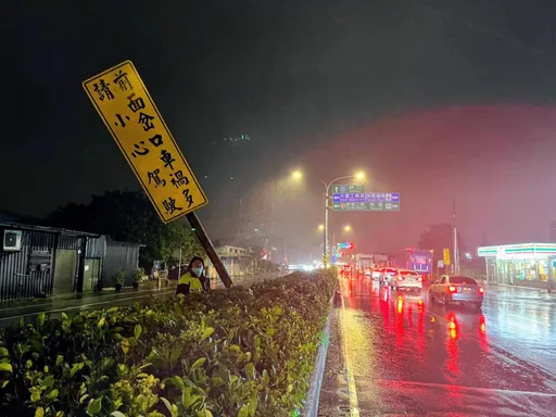 交通告示牌、圍籬不敵「小犬」被吹歪 大園警即時排除避免危害