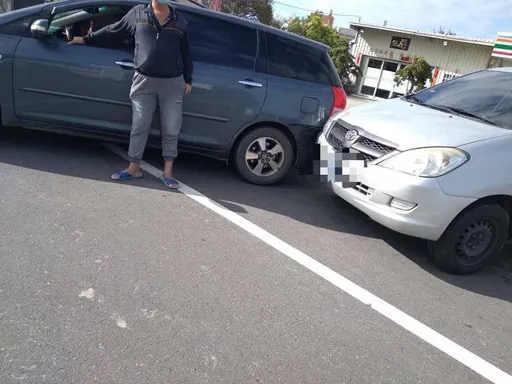 目睹阿北撞警車嗆:沒時間搞這些 還晃買蔥油餅讓老外驚呆了