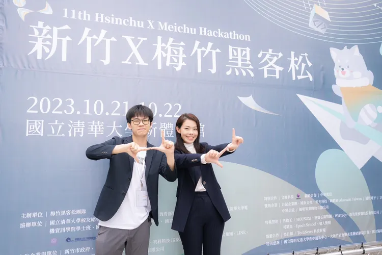 高虹安和黑客松學生總召賴睿麒。新竹市府提供