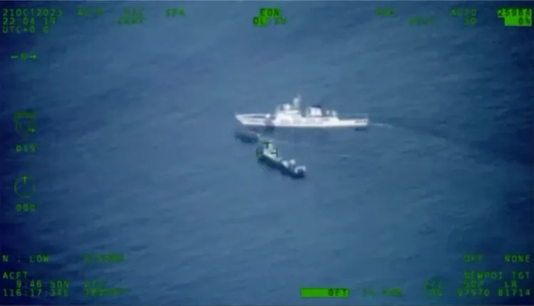 本月22日，中國1艘海警船（畫面上方）及海上民兵船（畫面下方），與菲海防船艦（2艘中國船艦之間）發生碰撞。美聯社