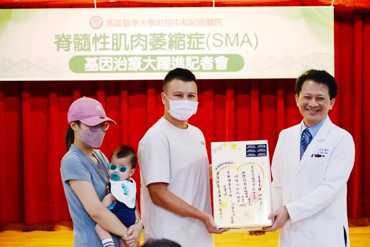 高醫王照元院長(右1)感謝小寶的父母出席記者會，特別致贈一箱尿布，上面特別寫上祝福的話語，祝福小寶平安健康長大。高醫提供