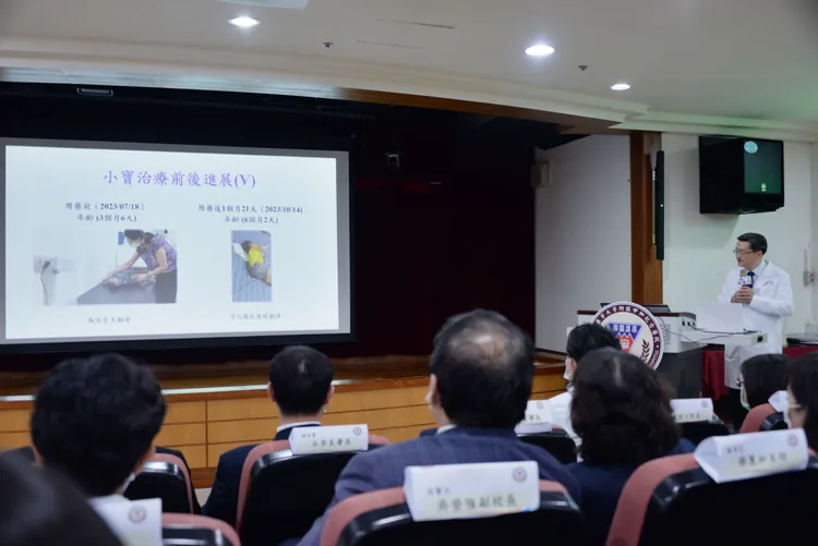 鐘育志教授介紹小寶治療前後的進展，並感謝健保署的給付，讓SMA病患提早用藥獲得治療。高醫提供