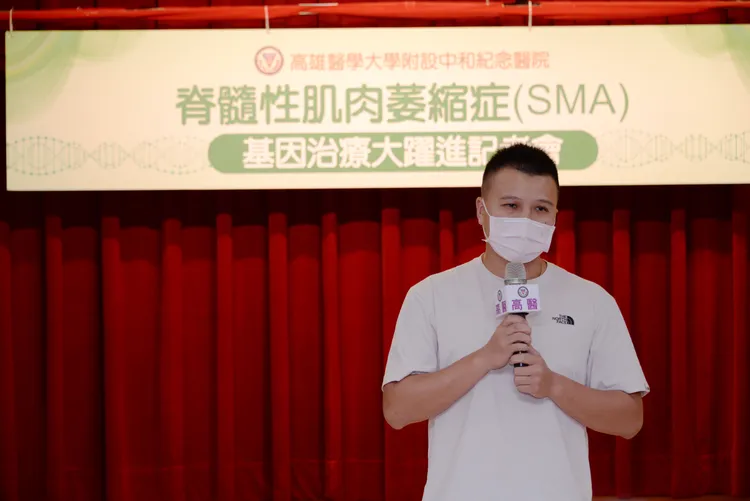 小寶爸爸出席記者會，感謝健保署以及高醫團隊的努力，讓小寶現在可以自主翻身，自主抓握。高醫提供