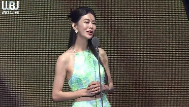 白癡公主被Cue淫叫，當場秀一段。翻攝走鐘獎頒獎典禮YT