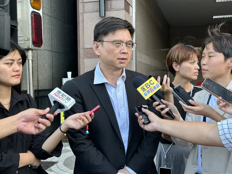 民進黨中評會主委賴瑞隆18日下午受訪。潘袁詩羽攝