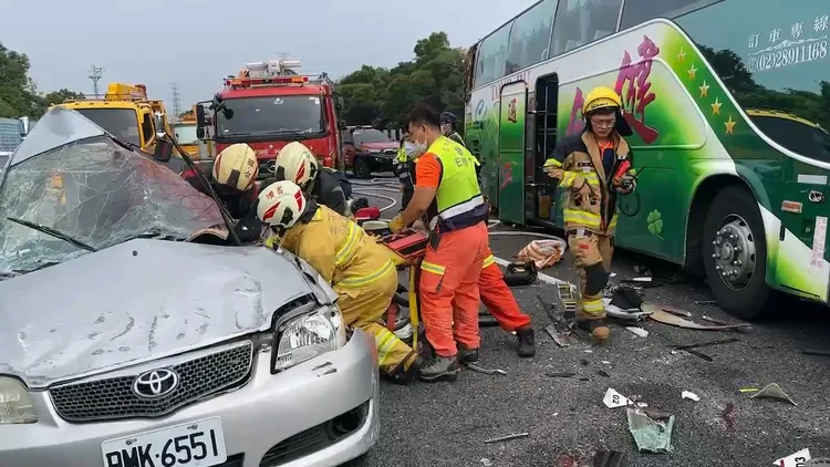 消防人員搶救自小客車受困傷者。翻攝記者爆料網