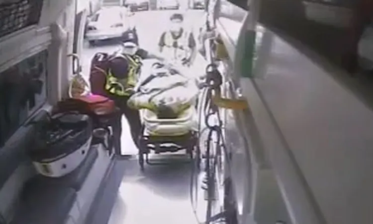 救護車將受傷的小兒子送醫。民眾提供