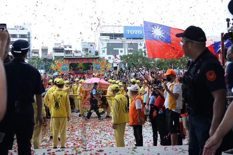 粉紅超跑停駕嘉市府門口。嘉市府提供