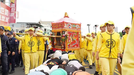 白沙屯媽首度來「嘉」贊境!萬人空巷瘋媽祖 粉紅超跑所到之處熱鬧滾滾