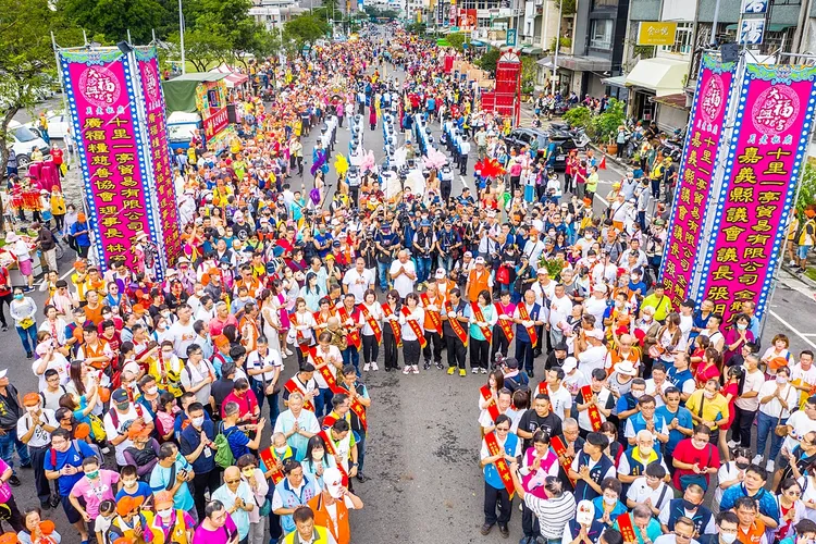 嘉義市長黃敏惠率市府團隊迎請白沙屯媽。嘉市府提供