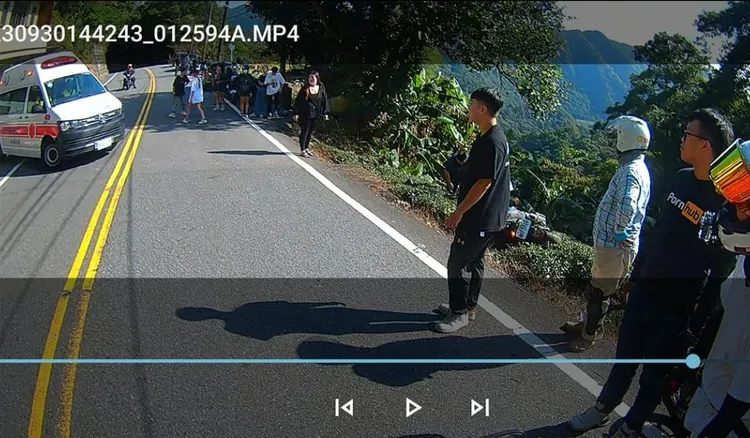 目擊網友貼出路過畫面，指事發地點在北宜坪林路段。翻攝自臉書