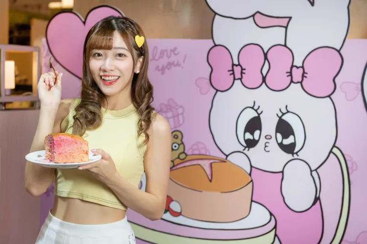 春上布丁蛋糕與艾絲樂小兔聯名推出期間限定口味「艾絲樂甜心」，蛋糕切面即為宇宙浪漫的粉紅漸層。業者提供