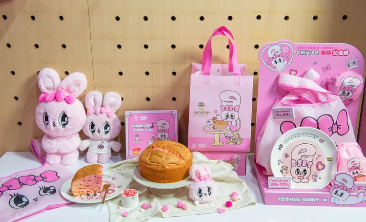 「春上布丁蛋糕」攜手來自韓國可愛又具有時尚感的「Esther Bunny艾絲樂小兔」跨界合作。業者提供