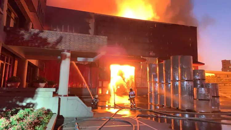 警消全力搶救。翻攝畫面