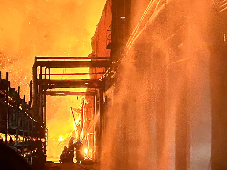 消防人員目前灌救中。翻攝畫面