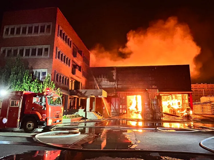 錦美紙業的工廠傍晚發生大火。翻攝畫面