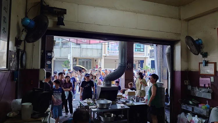 站在最前面的民眾超有「氣勢」的畫面引起討論。翻攝自路上觀察學院臉書
