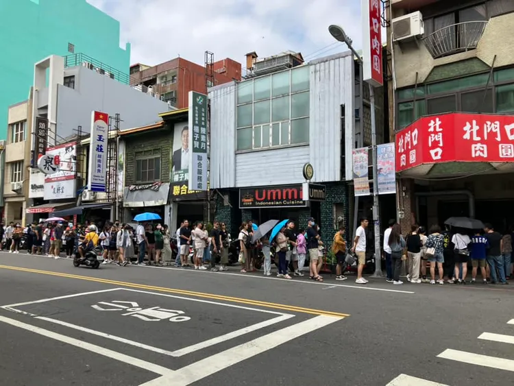 網友也貼照指出這間常常在排隊。翻攝自路上觀察學院臉書