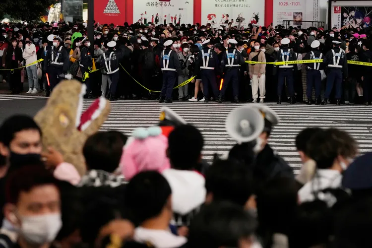 東京警方31日在澀谷街頭維持萬聖節人潮秩序。美聯社
