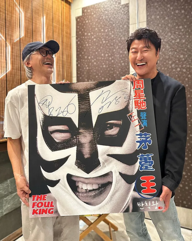 宋康昊（右）在2000年上映的喜劇片《茅躉王》，粵語版由周星馳配音，兩人續前緣在海報簽名。翻攝stephenchow IG